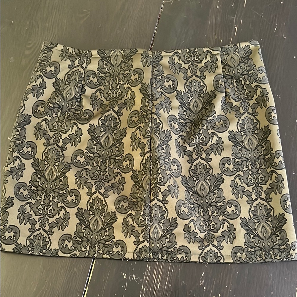 Green skirt with pattern size small
